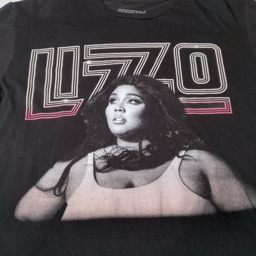 Lizzo Shirt XL The Special Tour 2023 Graphic Pop Music Rap Singer Flute Artist